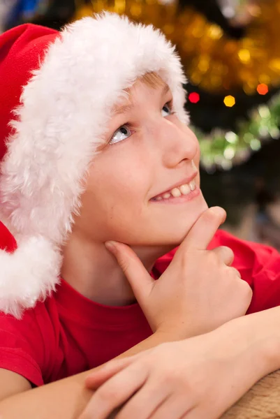 Mooie jongen vermakelijk glimlachen — Stockfoto