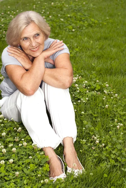 Adorable old woman in the middle of the lawn — Stock Photo, Image