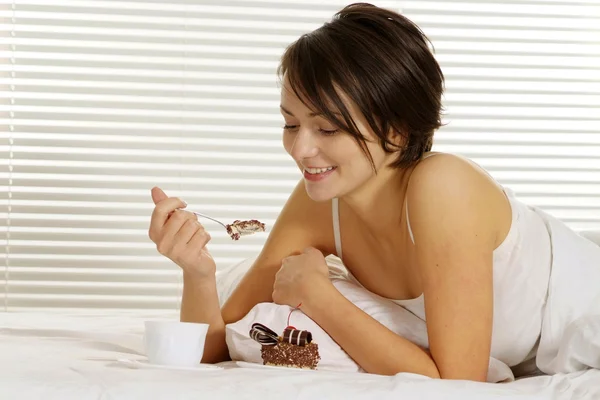 Женщина ест торт — стоковое фото
