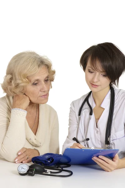 Vieille femme et jeune médecin — Photo