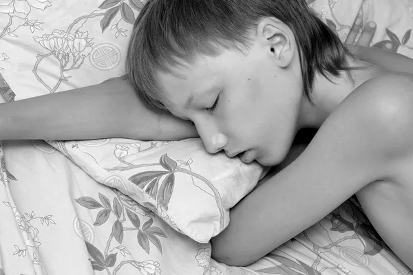 Dormir garçon dans lit — Photo