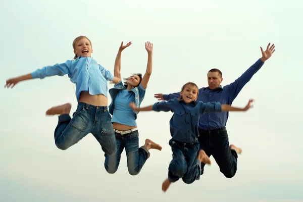 Ouders en kinderen-stap-springen — Stockfoto