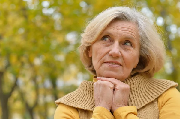 Mooie oude vrouw staat — Stockfoto