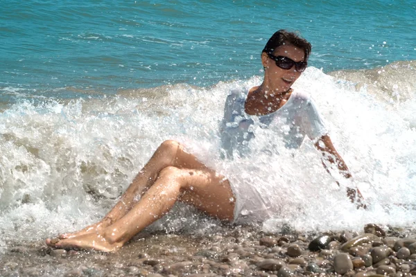 Dokonalá žena líbí mořský vánek — Stock fotografie