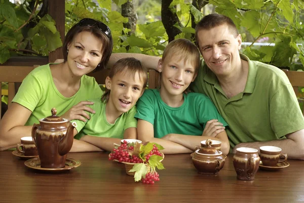 Parents and boysdrinking tea — Stock Photo, Image