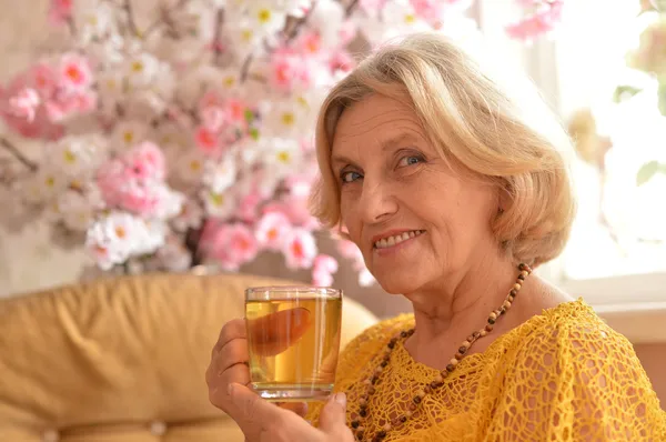 Mulher idosa bebendo chá — Fotografia de Stock