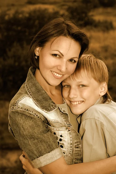 Felice madre con suo figlio — Foto Stock