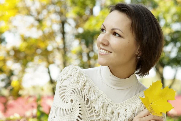 Ritratto di una bella giovane donna — Foto Stock