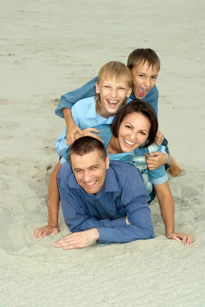 Bonita familia en azul mentira — Foto de Stock