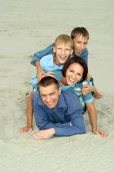 Belle famille dans le mensonge bleu — Photo