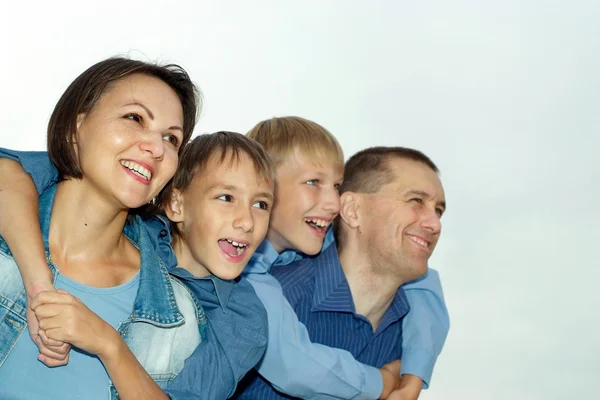 Leuke familie van de vier op sky — Stockfoto