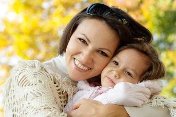 Mamá y niña en el otoño — Foto de Stock