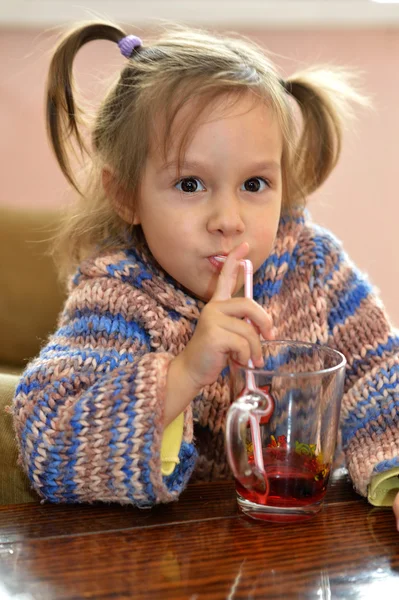 Porträtt av en söt baby dricka — Stockfoto