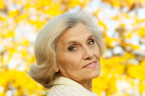 Nice old woman stands — Stock Photo, Image
