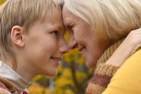 Grootmoeder met jongen rusten — Stockfoto