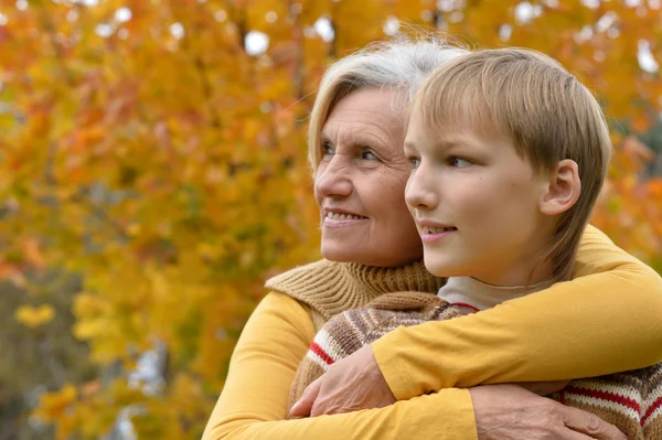 Nette Großmutter mit Junge — Stockfoto