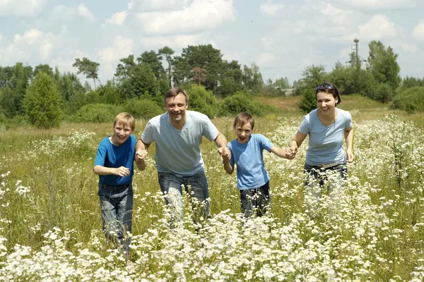 Счастливая семья в голубом — стоковое фото