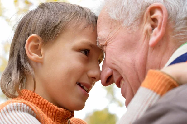 Gentil vieil homme avec son enfant — Photo