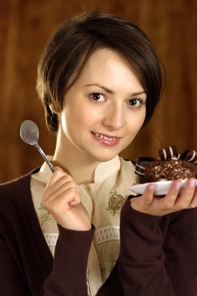 幸せな女とケーキ — ストック写真
