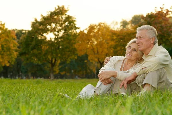 Beau couple heureux assis — Photo