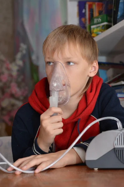 Lindo chico hace inhalación —  Fotos de Stock