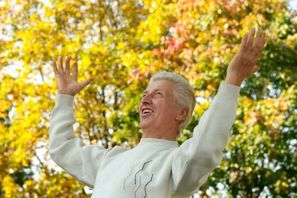 Šťastný muž v podzimním parku — Stock fotografie