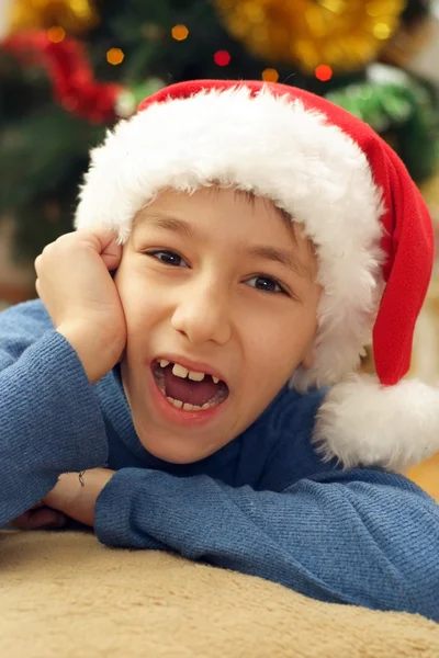 Bon adolescent caucasien dans un chapeau de Père Noël dessine — Photo