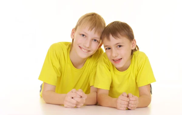 Sympothetic familj i gula t-shirts — Stockfoto