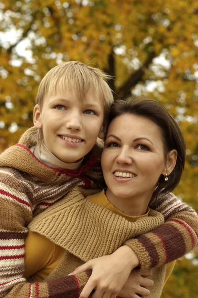 Glad mamma och hennes son — Stockfoto