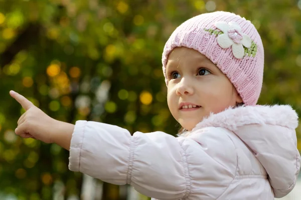 Niña en el otoño — Foto de Stock