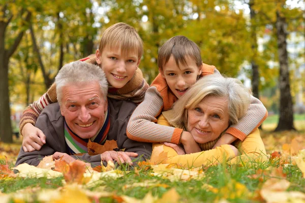 Famiglia carina in un bellissimo parco autunnale — Foto Stock