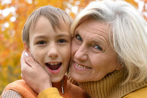 Lycklig mormor med pojke — Stockfoto