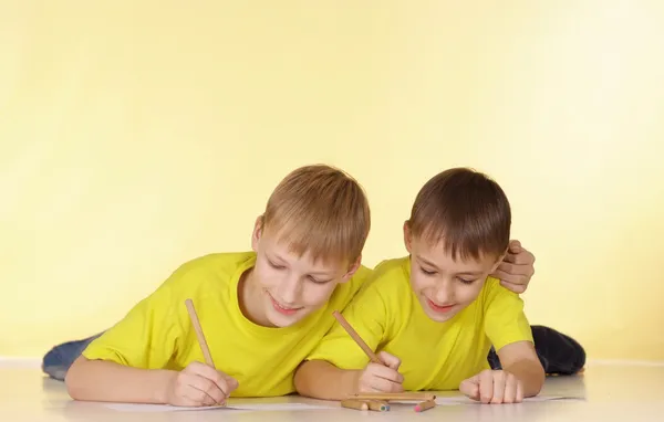 Goda människor i gula t-shirts — Stockfoto