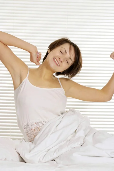 Retrato de uma menina bonita deitada na cama — Fotografia de Stock