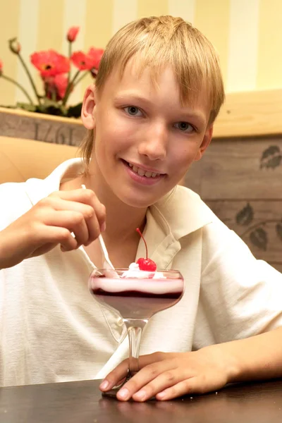 Attrayant garçon dans le café — Photo