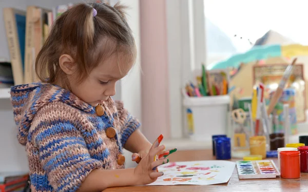 Dziecko rysuje farby przy stole — Zdjęcie stockowe