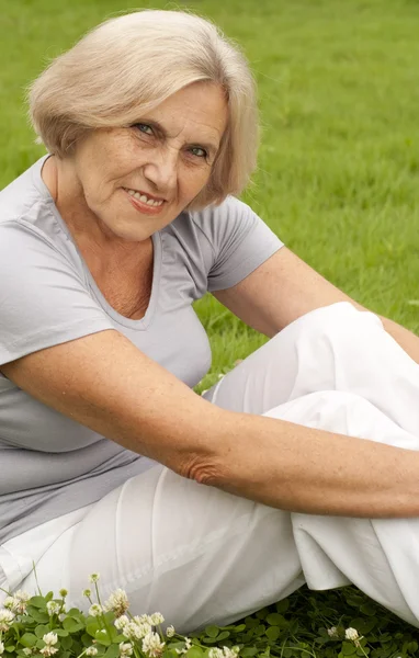 Linda anciana en medio del césped —  Fotos de Stock