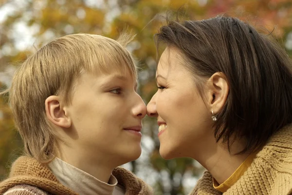 Ritratto di una bella mamma e suo figlio — Foto Stock