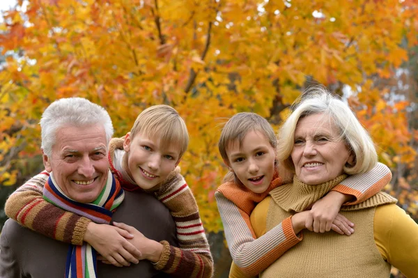 Ouderen en kleinkinderen — Stockfoto