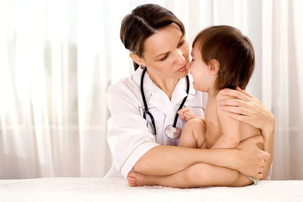 Médico interessante com paciente pequeno — Fotografia de Stock