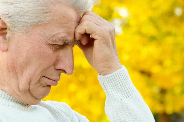 Fin gammal man står — Stockfoto