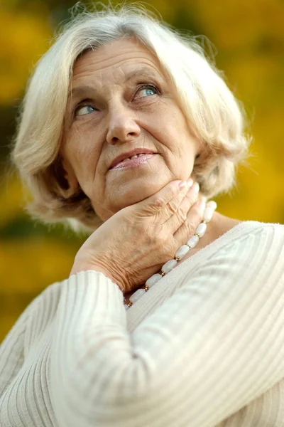 Starsza kobieta na miękkie jesień — Zdjęcie stockowe