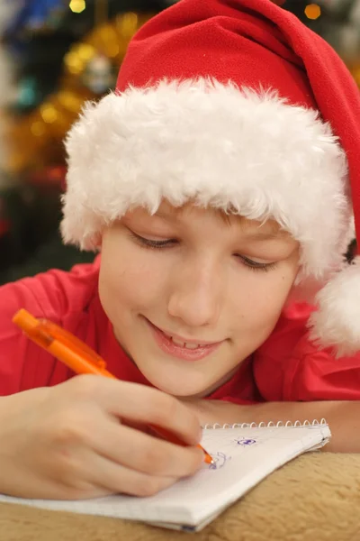 Αγόρι γραπτώς καπέλο santa — Φωτογραφία Αρχείου