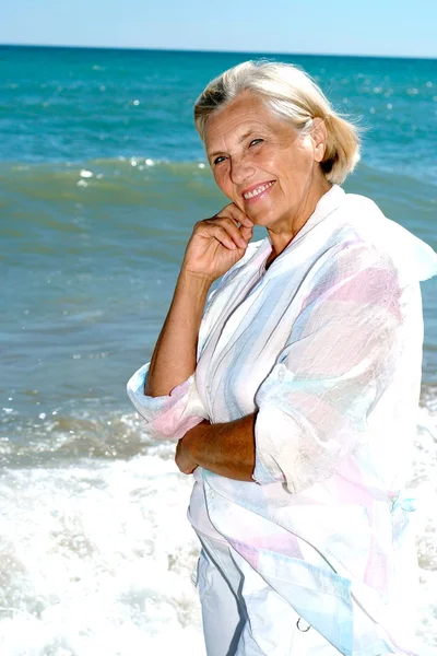Grande mulher desfrutando da brisa do mar — Fotografia de Stock