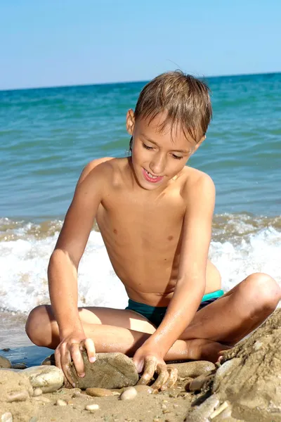 Хороший мальчик на пляже — стоковое фото