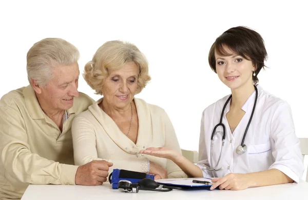 Pareja y joven médico — Foto de Stock