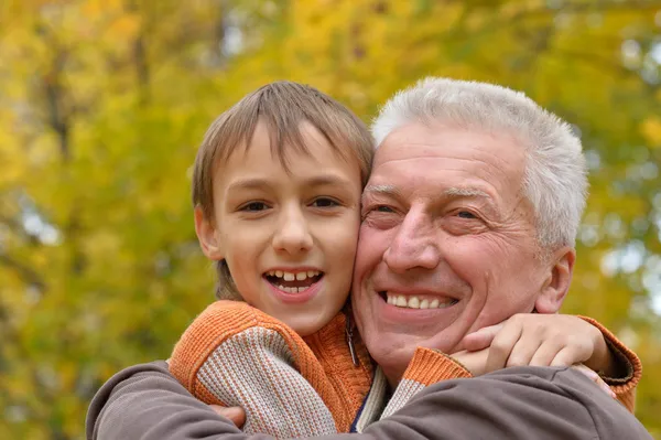 Gentil vieil homme avec enfant — Photo