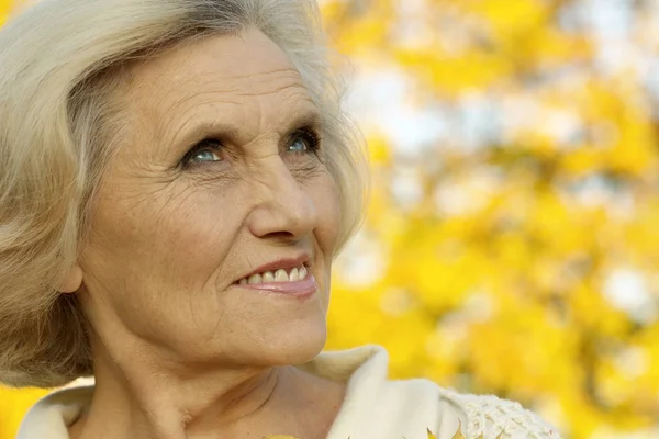 Nice old woman stands — Stock Photo, Image