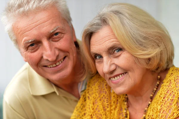 Couple âgé dans la chambre — Photo