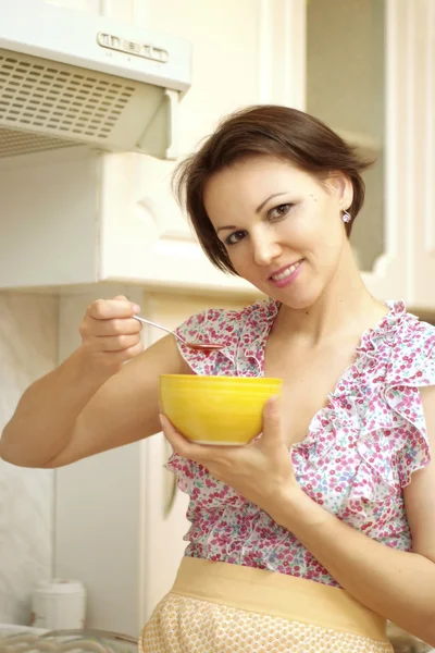 Wanita cantik mempersiapkan di dapur — Stok Foto